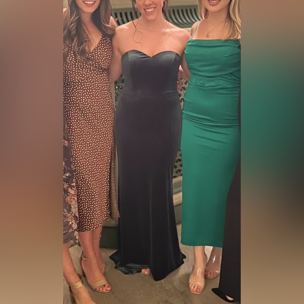 Revelry Quinn Velvet Dress in Emerald. Size 6- Petite Maxi